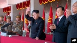 金正恩(中)2015年10月10日同刘云山(右二)一道观看朝鲜"劳动党"建党70周年阅兵式