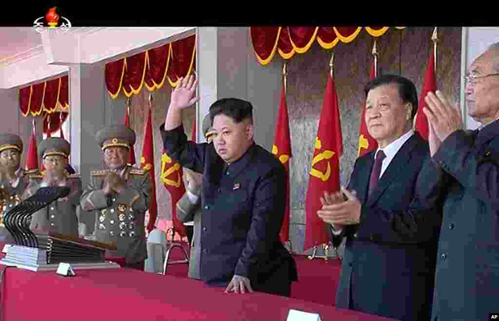 2015年10月10日朝鲜领导人金正恩同中共政治局常委同刘云山(右二)一道观看朝鲜"劳动党"建党70周年阅兵式。在2017年,在中朝关系渐行渐远,冷淡紧张的情况下,朝鲜阅兵没有中国高官参加。而在过去的朝鲜阅兵或者其他典礼中,中国高官时有出席。