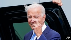 Presiden AS Joe Biden tampak menyilangkan jarinya ketika merespon pertanyaan wartawan mengenai persetujuan pagu utang AS saat ia tiba di Bandara O'Hare International di Chicago pada 7 October 2021. (Foto: AP/Susan Walsh)