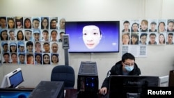 北京汉王科技的工程师正在研发可以识别戴着口罩的人的人脸识别技术。(2020年3月6日)