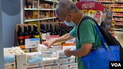 7月初香港爆发武汉肺炎第三波疫情,7月24日连续第三日确诊数字超过100宗,而且数字持续上升,市民购买口罩等防疫用品 (美国之音/汤惠芸)