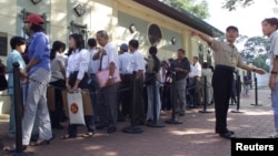 越南胡志明市的美国领事馆外,人们在排队申请签证。(资料照片)