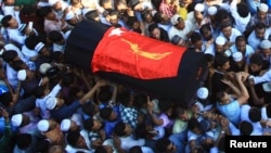 دہلی کی ایک کار پارکنگ کا منظر، جہاں کھڑی تمام گاڑیوں کو مشتعل افراد نے نذر آتش کر دیا تھا۔