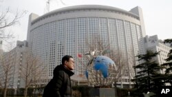 一名男子走过北京的中国外交部大楼。(资料照片,2019年1月29日)