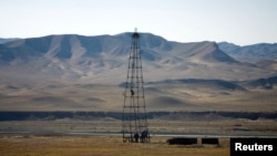 资料照片:阿富汗赫拉特省一个石油开采设施。(2009年12月17日)