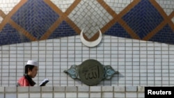 中国宁夏一名穆斯林青年在银川一所伊斯兰学校诵读可兰经。（2007年4月23日）