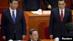 习近平主席、李克强总理和政协主席俞正声在政协会议主席台上(2015年3月3日)