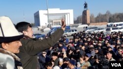 活动人士1月17日聚集在吉尔吉斯斯坦首都比什凯克市中心的阿拉套广场举行抗议,呼吁当局将中国的非法移民驱逐回国