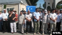 在哈萨克斯坦首都阿拉木图,维吾尔族人在苏丹库尔干清真寺参加悼念新疆维吾尔族死难者的晚宴。(资料照片:2009年8月13日)