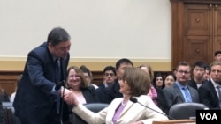 美国国会议长佩洛西2019年6月4日出席天安门事件30周年听证会,并与当时学生运动领袖吾尔开希握手致意。(美国之音记者李逸华拍摄)