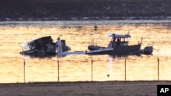 图片集:美国一架客机和一架军用直升机在首都华盛顿上空相撞