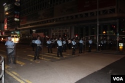 2019年7月7日午夜,九龙大游行的部分抗议者在旺角和警察对峙,警方封锁了商业街弥敦道旺角段 (美国之音记者申华拍摄)