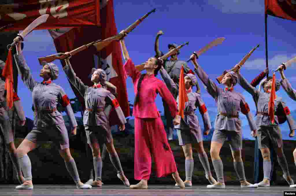 2009年9月26日,为庆祝中华人民共和国建立60周年,中国芭蕾舞团在天津表演芭蕾舞剧《红色娘子军》。该剧在2018年初成为新闻, 版权案败诉的被告中央芭蕾舞团和法院互相抨击。这个舞剧在中国文革时期红极一时,被认为是江青培育的8个革命样板戏之一。在文革后一度沉沦,后来复出。中国和海外华人各派舆论对该剧毁誉纷纷。