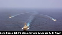 美军导弹驱逐舰梅森号与飓风级近海巡逻艇暴风雨号和美军巡逻艇暴风号在阿拉伯海进行军演。(2016年9月10日)