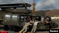 2017年10月4日波多黎各玛丽亚飓风之后美国陆军第一装甲师士兵进行恢复工作