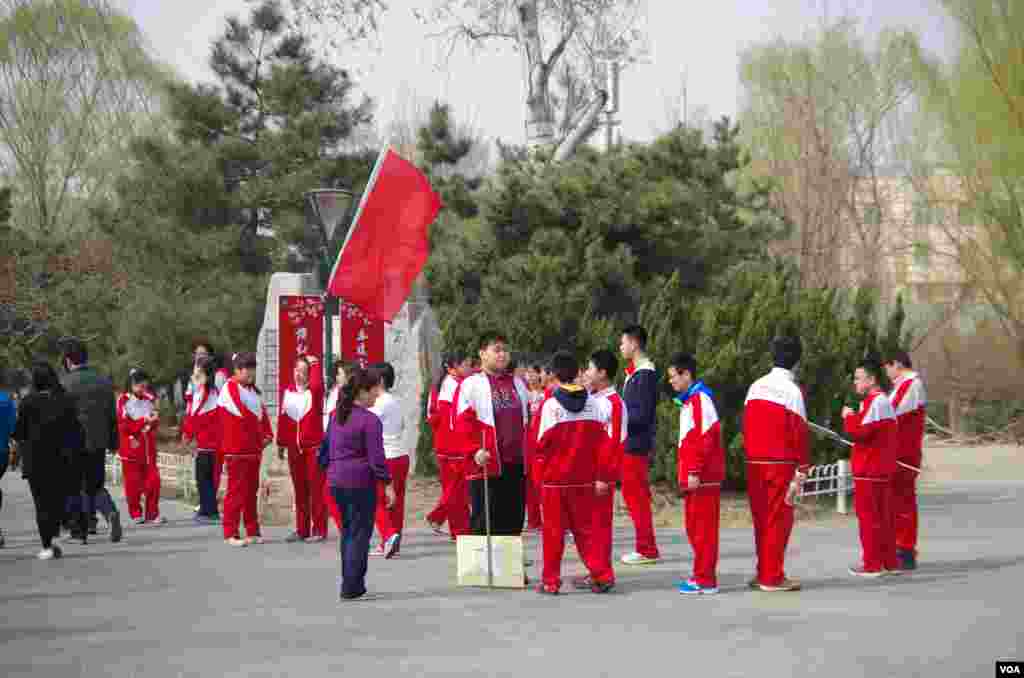 北京市中学生在玉渊潭公园春游 (曾谙 摄于2016年3月21日)
