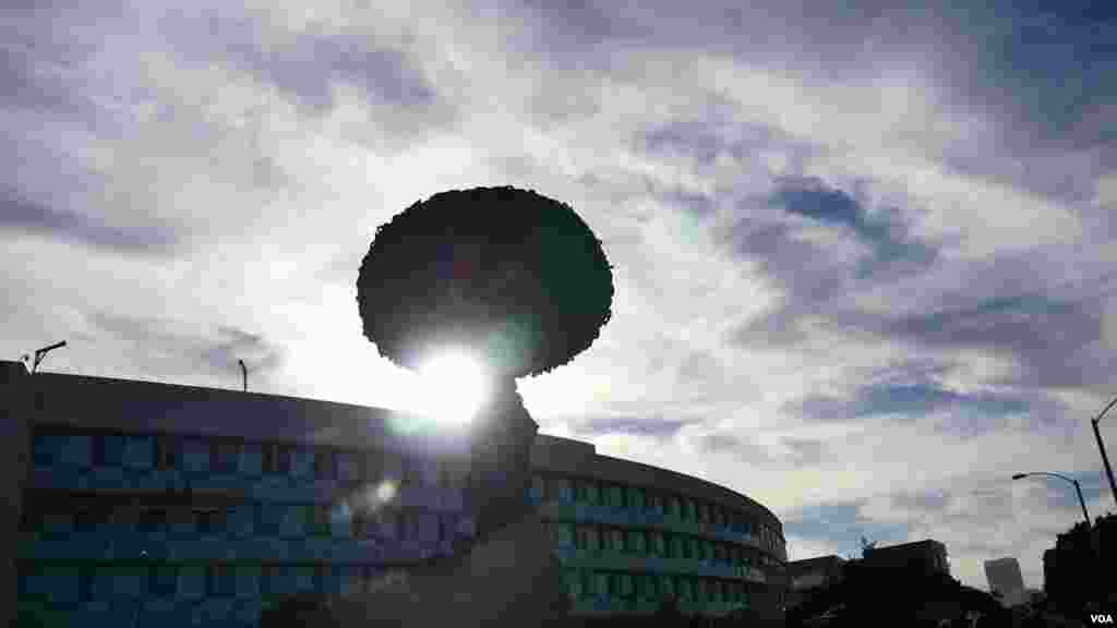 日落时分人散去(美国之音国符拍摄)