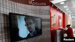 Tin về nhân viên hợp đồng của tình báo của Mỹ Edward Snowden trên truyền hình trong phi trường Sheremetyevo ở Nga.