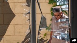 Nhân viên Tòa Đại sứ Trung quốc ở Bishkek, Kyrgyzstan, xem xét cửa kính bị vỡ vì bom tự chế của một nhóm phần tử hiếu chiến Uighur, ngày 30/8/2016.