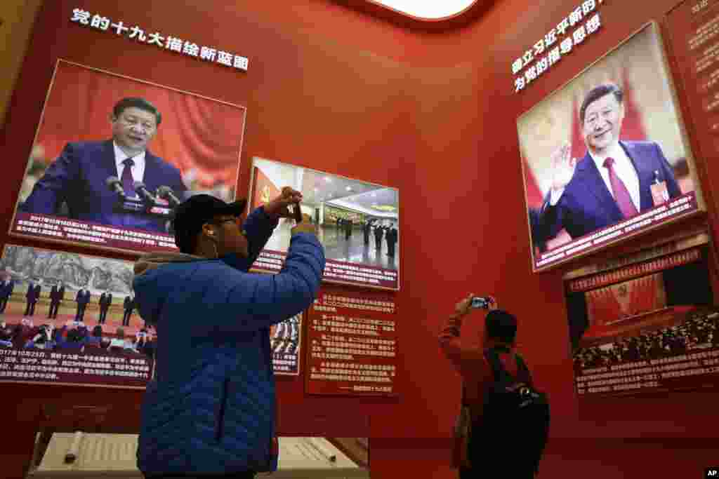 2018年11月15日,北京中国国家博物馆举办中国改革开放40周年展览突出习近平主席,参观者用手机拍照。有大字标题说“确立习近平新时代中国特色社会主义思想为党的指导思想”。香港《南华早报》11月22日报道,《陕西日报》内部文件显示,该报两名编辑在这16个字的“习近平思想”提法上外加了“总书记”三个字,被定性为“重大差错”,从而分别被罚款人民币1万元与5千元。  