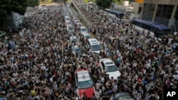 2014年9月28日,成千上万的人们封堵了香港一条主要的道路。(资料照片)