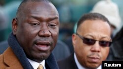 Ông Benjamin Crump, trái, và ông Anthony Gray, hai luật sư đại diện cho gia đình của Michael Brown, phát biểu về quá trình làm việc của đại bồi thẩm đoàn ở Clayton, Missouri, 13/11/2014.