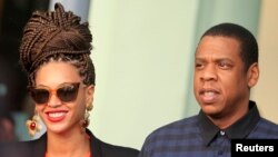 Beyonce và Jay-Z trước khách sạn ở Havana, ngày 4/4/2013.