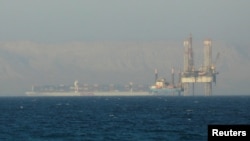 通往红海的一艘商船。(路透社资料图)