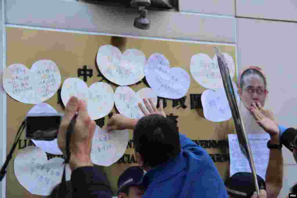 香港支联会等团体在中联办抗议要求释放刘晓波、解除对刘霞软禁(美国之音图片/海彦拍摄)