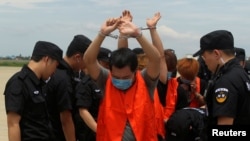 台湾电信诈骗嫌疑人在中国警察押送下被柬埔寨驱逐出境(2016年6月24日)