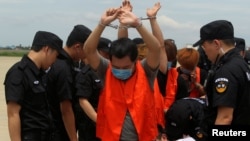 台湾电信诈骗嫌疑人在中国警察押送下被柬埔寨驱逐出境(2016年6月24日)