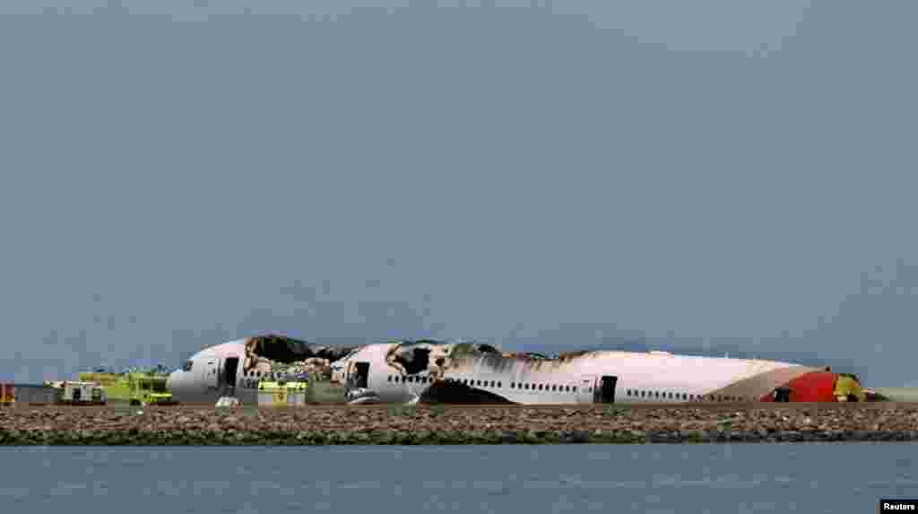 Đống đổ nát của chiếc phi cơ Boeing 777 của hãng hàng không Asiana tại sân bay quốc tế San Francisco, ngày 6/7/2013.
