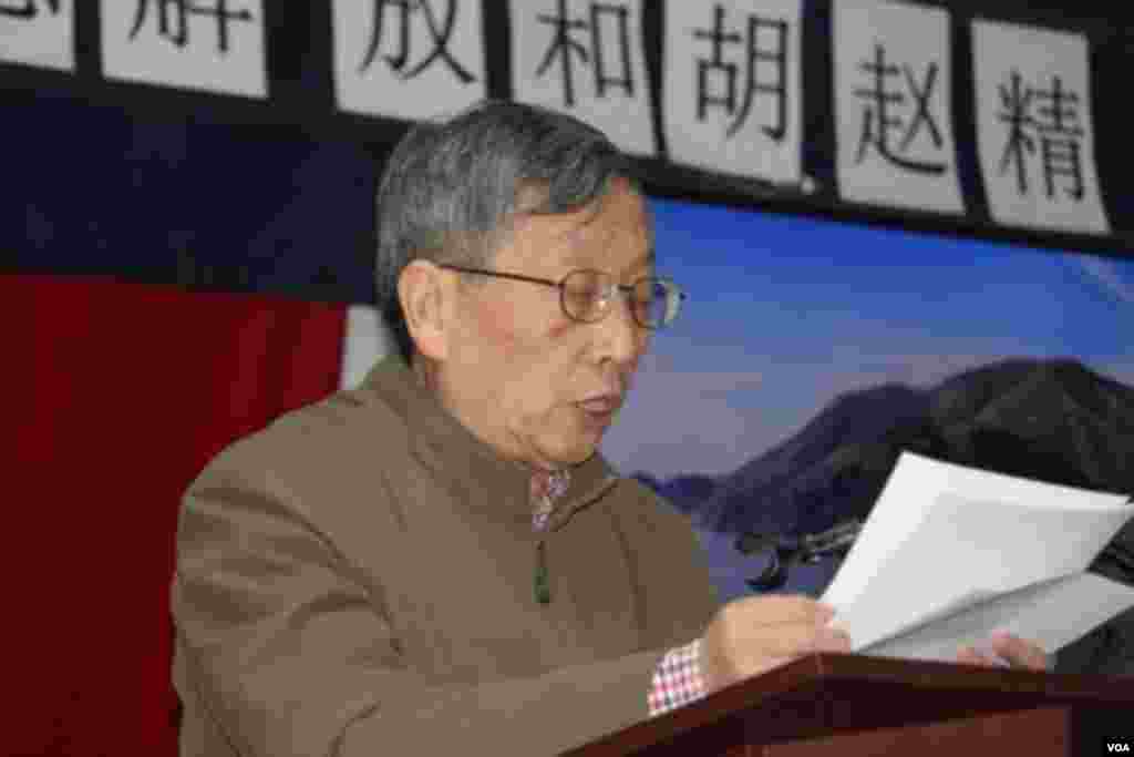 胡平发言(美国之音方冰拍摄)