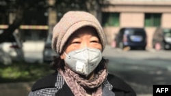 中国作家方方在武汉对媒体讲话。 (2020年2月22日)