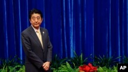 Thủ tướng Nhật Shinzo Abe hy vọng tranh thủ được sự ủng hộ mạnh mẽ của dân chúng trong cuộc bầu cử sắp tới để theo đuổi những chính sách cốt lõi, thường được gọi là Abenomics”, để kích thích tăng trưởng.