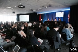 接连熔断的中国股市成为会上热门话题。(美国之音章真拍摄)