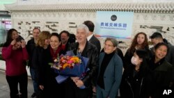 费城交响乐团73岁的演奏家戴维德·布斯以及其他成员2023年11月7日抵达中国北京首都国际机场。