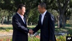 美国总统奥巴马与中国国家主席习近平在洛杉矶附近棕榈泉握手会面(资料照片)