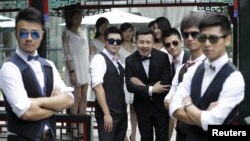 北京公园里一名中国男子在婚礼前和伴郎合影(资料照,2015年6月27日)