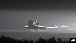 美国奋进号航天飞机6月1日在佛罗里达肯尼迪航天中心降落