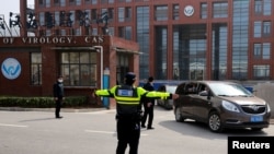 世卫组织新冠病毒源头调查组前往武汉的中国科学院病毒研究所。 (2021年2月3日)
