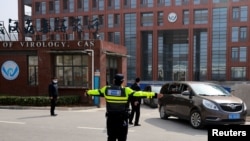 资料照片:世卫组织新冠病毒源头调查组前往武汉的中国科学院病毒研究所。 (2021年2月3日)