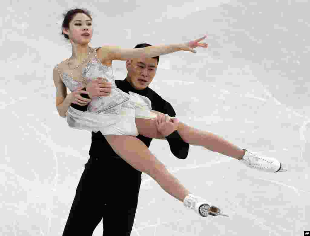 平昌冬奥会花样滑冰团体赛双人短节目比赛中的中国选手张昊和于小雨(女)。他们以69.17分排在第五位。