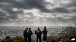 在教堂附近警戒的巴黎警察俯瞰巴黎(2015年11月18日)