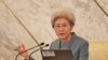 人大发言人傅莹回答记者问，谈2016年中国军费和南海岛礁扩建争议。（美国之音金子莹拍摄）