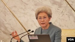 中国人大发言人傅莹回答记者问,谈2016年中国军费和南海岛礁扩建争议。(美国之音金子莹拍摄)