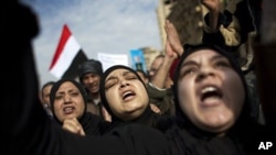 反政府抗议者高呼口号,向首都市中心广场挺进