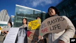 Aktivis lingkungan Korea Selatan berdemo di luar gedung tempat pelaksanaan sesi ke-5 Komite Negosiasi Antar-Pemerintah, di Busan, Korea Selatan, 1 Desember 2024. Mereka menuntut kesepakatan global yang lebih kuat untuk menangani sampah plastik. (Foto: Ahn Young-joon/AP Photo)