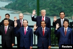 美国总统川普、中国国家主席习近平、俄罗斯总统普京、日本首相安倍晋三、越南国家主席陈大光等领导人在越南岘港举行的亚太经合组织会议期间合影 (2017年11月11日)