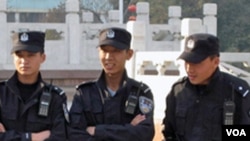 乌鲁木齐人民广场上的特警(美国之音张楠拍摄)